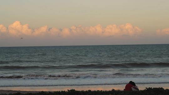 日落时分巴西海滩上的幸福夫妇