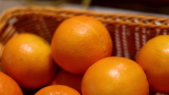 果篮里的橙子水果移动镜头视频素材模板下载