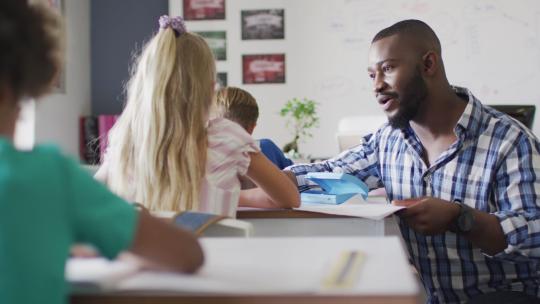 快乐的非裔美国男老师和高加索女孩拍手的视频