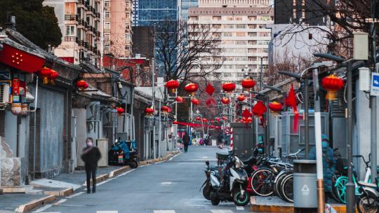 北京东城区胡同新年过年灯笼车流人来人往
