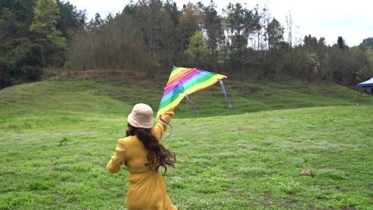 4K美女放风筝奔跑背影实拍视频