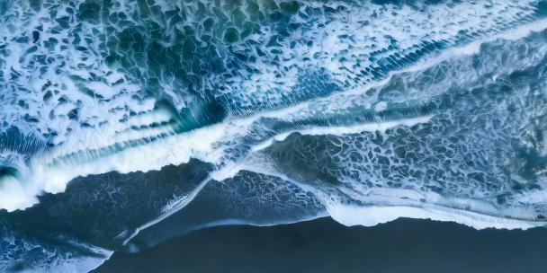 航拍俯拍海岸线海浪沙滩4K