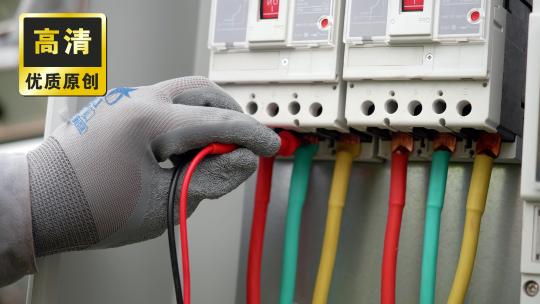 工人维修电线 维修电缆光伏板配电箱维修