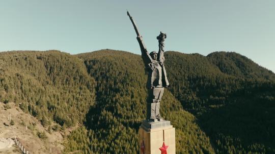 天空下金色的红军长征纪念碑秋景