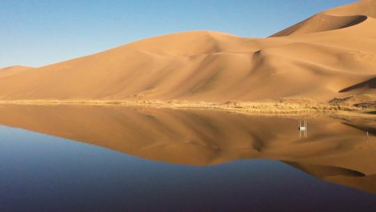 航拍巴丹吉林沙漠中的巴丹湖湖中沙丘倒影