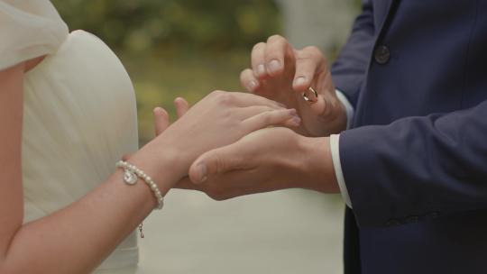 新郎新娘交换戒指视频素材模板下载