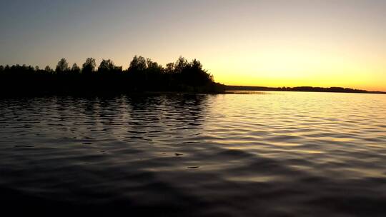 黎明时分的湖泊