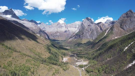 四川川西阿坝藏族四姑娘山航拍雪山云海延时