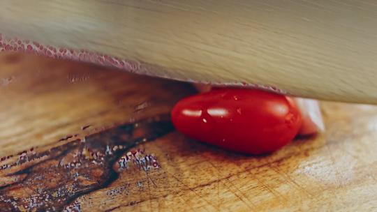 切西红柿的人视频素材模板下载