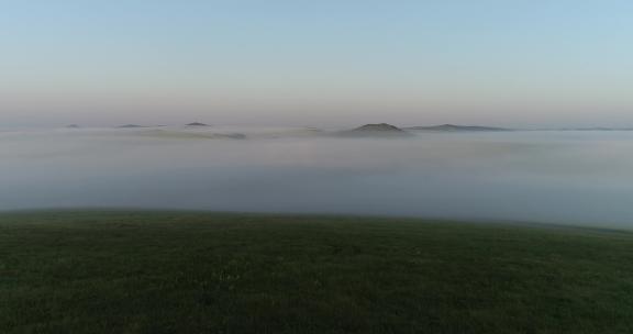 航拍内蒙古垦区晨雾下的万亩油菜田