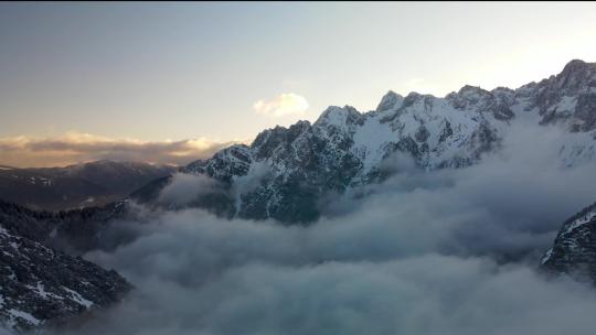 西藏林芝察隅大峡谷早晨雪山云海