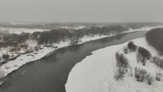 大兴安岭不冻河春天开河风雪交加