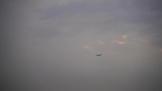 傍晚天空中一只飞机飞过