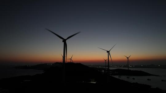 夜晚海边风车航拍大海夜景自然风光晚上风景