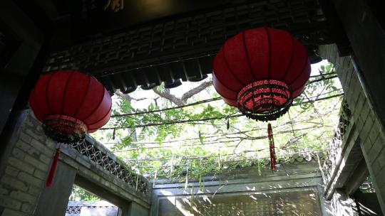 中式古建筑下的红灯笼