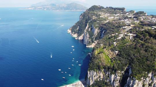 4K航拍意大利卡普里岛游艇航行海鸟飞翔风景