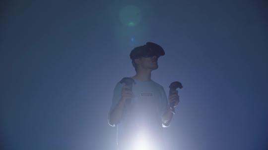 男子使用VR设备视频素材模板下载
