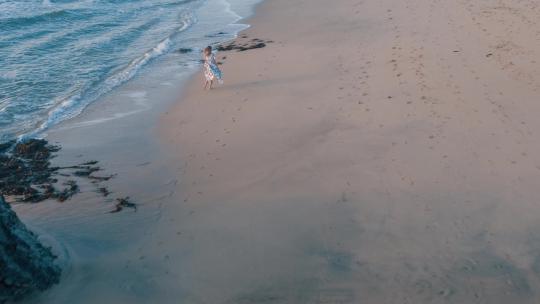 女人在海滩上奔跑视频素材模板下载