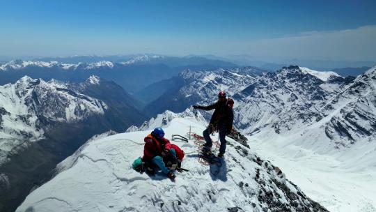 登顶四川阿坝岷山山脉主峰雪宝顶的登山者视频素材模板下载