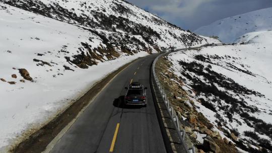 航拍318国道翻越色季拉山垭口的自驾游车辆