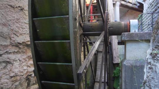 慢镜头下的旧水厂旋转木轮视频素材模板下载