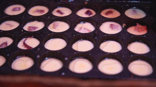 厨师在制作美食产品章鱼小丸子的制作过程视频素材模板下载