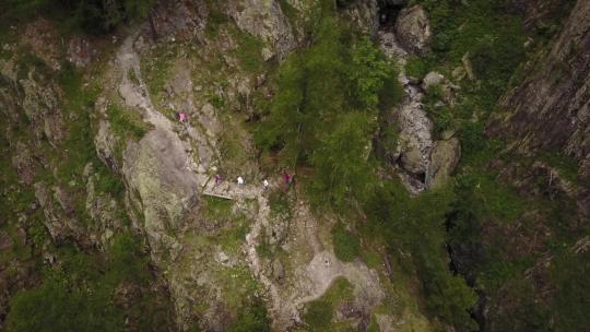 无人机拍摄的瑞士阿尔卑斯山的自然路径，人们正在行走。空中拍摄