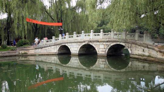 北京大学内的石拱桥