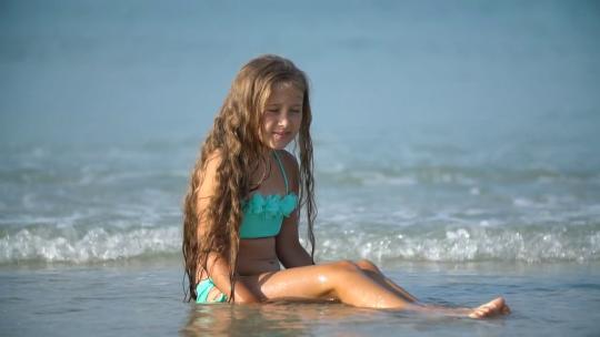 2432_小女孩坐在沙滩上