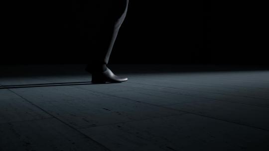 大门打开 开门建筑光影脚步光影逆光前行