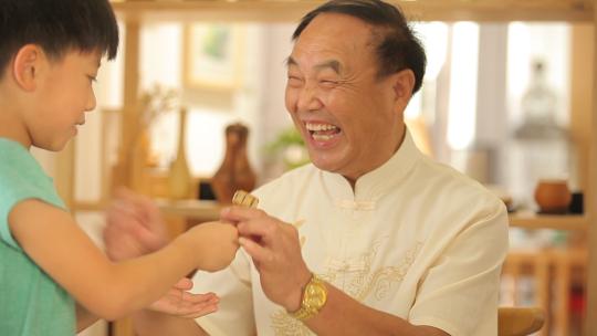 中秋团圆吃月饼素材