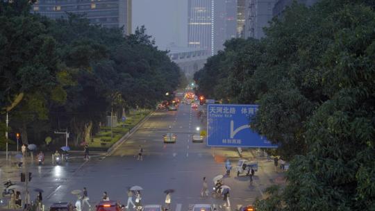 广州天河林和西雨天交通红绿灯