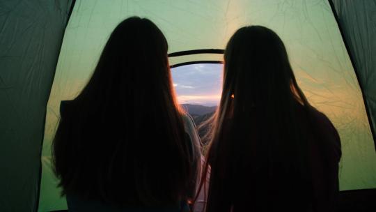 两个女孩在看日出