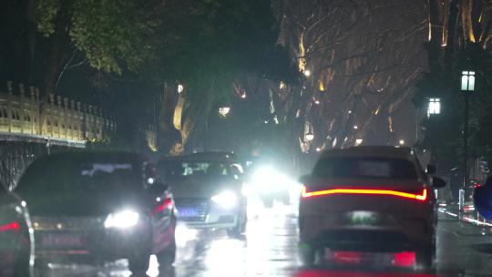 慢动作拍摄下雨天夜晚的街道