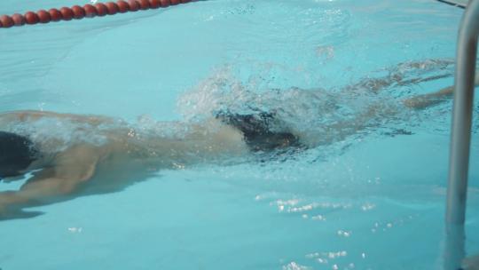 特写游泳运动员在泳道游泳视频素材模板下载