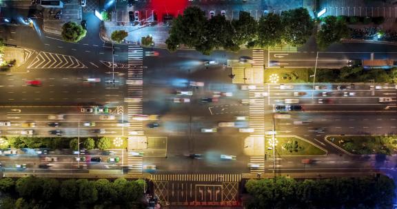 城市道路红绿灯十字路口顶视图夜间航拍延时