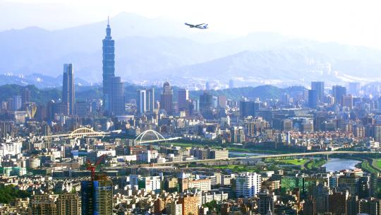日落时分一架飞机飞过台北市！