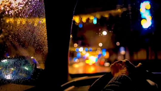 雨中行驶开车司机唯美灯光 