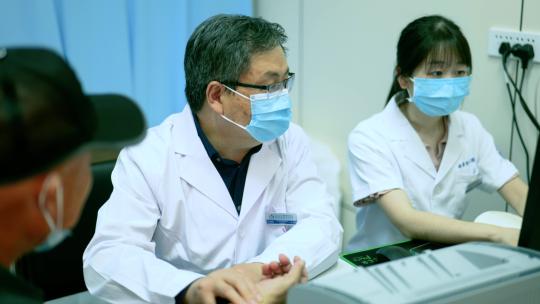 医生就诊看病把脉 询问病人病情