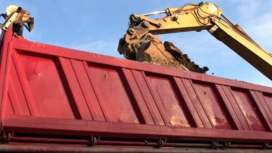 挖掘机装载重型自卸卡车视频素材模板下载