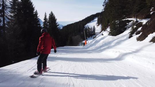 滑雪板。人类正在阿尔卑斯山滑雪