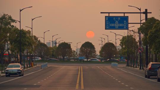 杭州城市街道日落路灯亮起延时