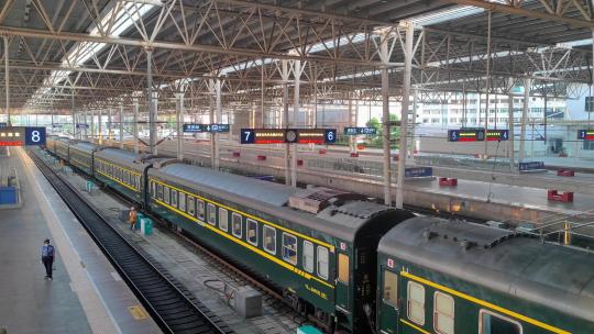 贵州贵阳站站台老式火车绿皮车