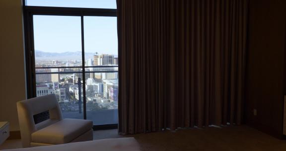 拉斯维加斯——大约2017年4月——拉斯维加斯大道豪华酒店房间或顶层公寓的窗帘自动打开。