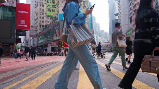 香港铜锣湾人行道行走的人群