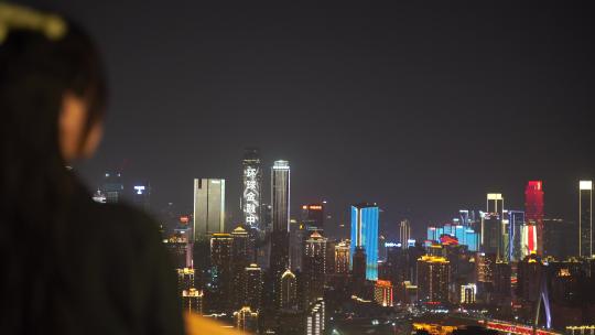 游客南山上看重庆夜景重庆渝中区夜景