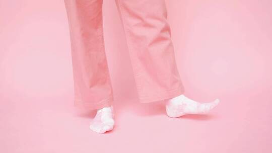 穿粉红色裤子和袜子的人