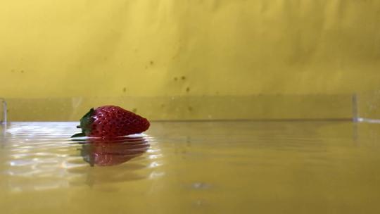 第二个草莓落水瞬间视频素材模板下载