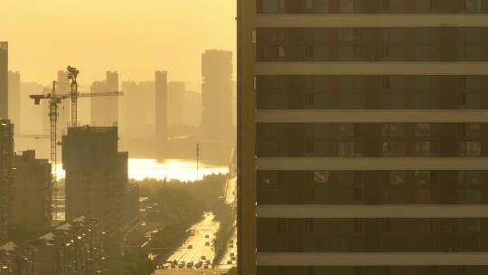 长焦拍摄清晨长沙福元路大桥缓缓的车流