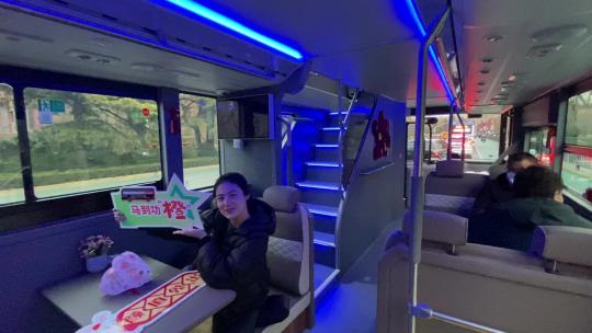 济南双侧观光巴士公交车，老城区旅游专线视频素材模板下载